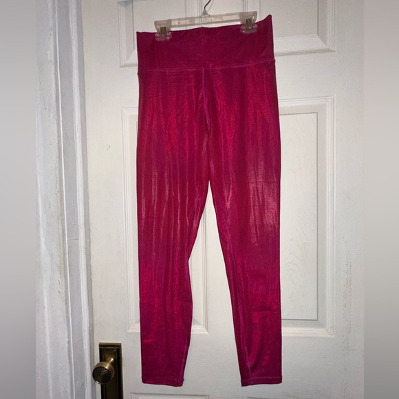 Fabletics High-Waisted Iridescent Luxe
Legging in Dark Fuchsia Size Medium - Picture 4 of 6